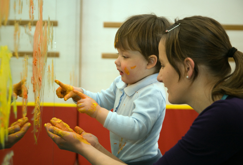 Malen mit Fingerfarben